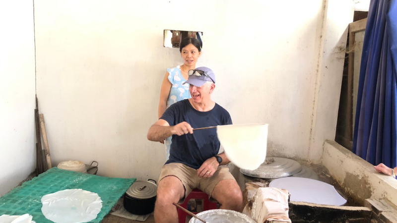 Trải nghiệm tráng mỳ Quảng và làm bánh đập (2)